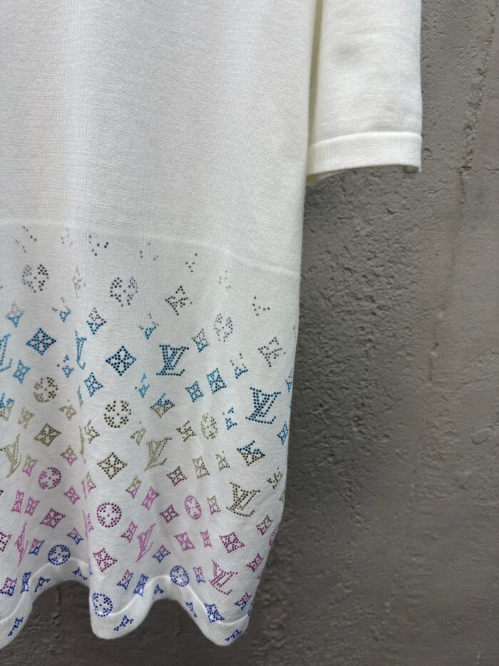 Maglietta di lusso con motivi pastello e design moderno, perfetta per uno stile elegante e casual.