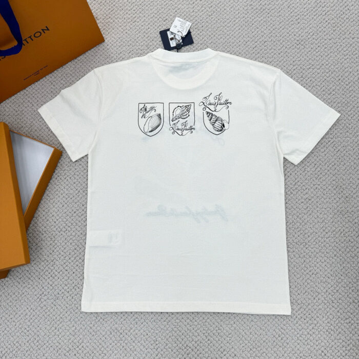 T-shirt bianca di alta qualità con grafiche artistiche e dettagli di marca, stile moderno e casual.