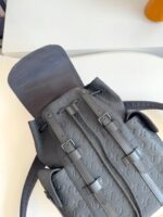 Zaino grigio di lusso con design elegante e dettagli pratici per ogni occasione.