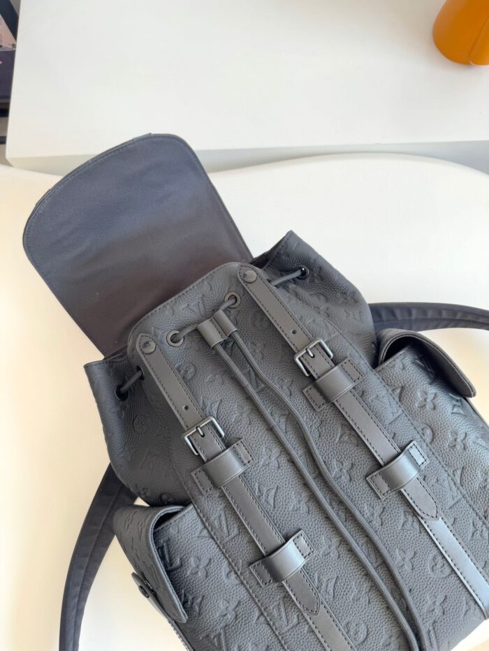 Zaino grigio di lusso con design elegante e dettagli pratici per ogni occasione.