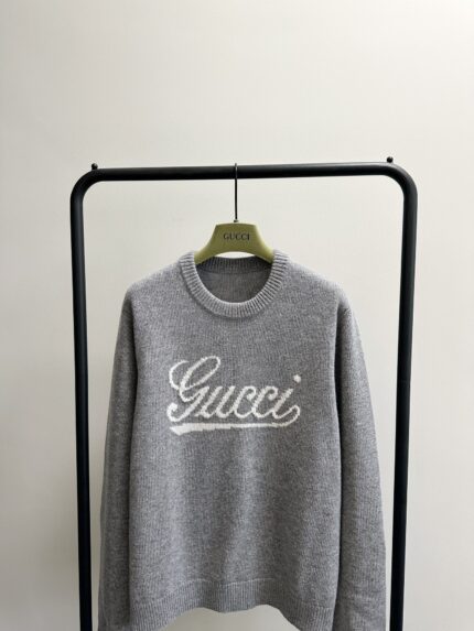 Maglione Gucci grigio con logo in stile cursivo, elegante e di lusso per uomo.