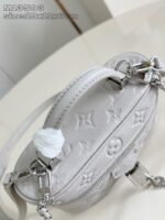 Borsa femminile in pelle bianca con monogramma e charm, stile elegante e versatile.