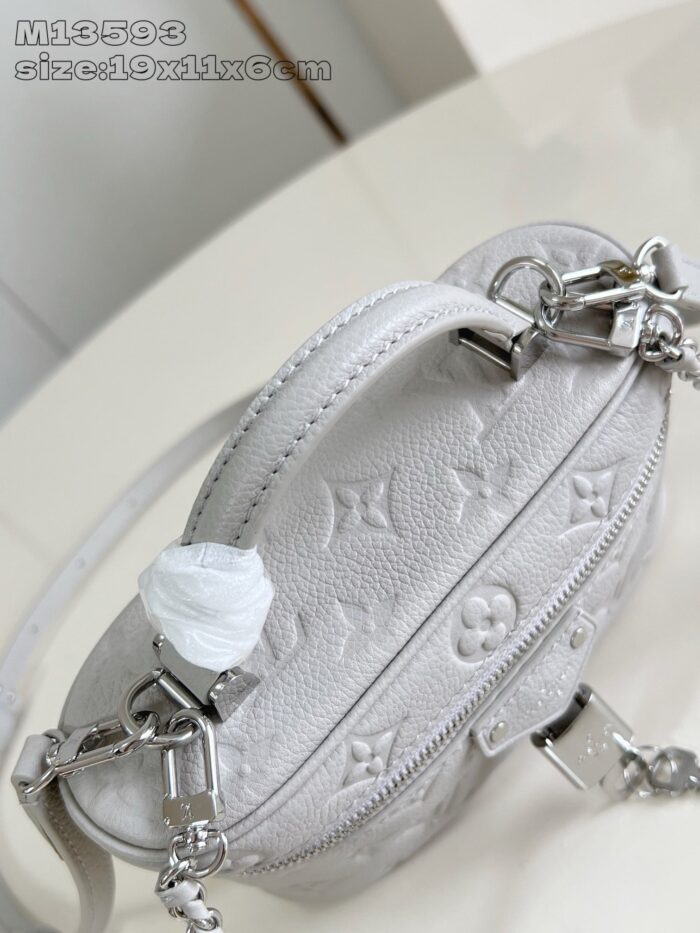 Borsa femminile in pelle bianca con monogramma e charm, stile elegante e versatile.