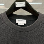 Maglioncino grigio Thom Browne Made in Italy in stile di lusso e alta qualità.