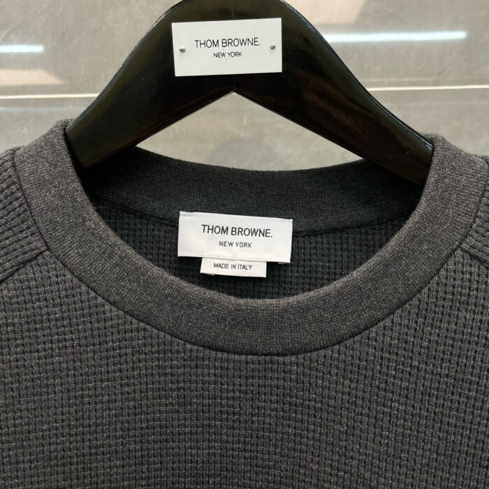 Maglioncino grigio Thom Browne Made in Italy in stile di lusso e alta qualità.