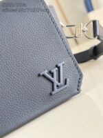 Borsa di lusso grigia con logo LV, design elegante e dettagli raffinati.