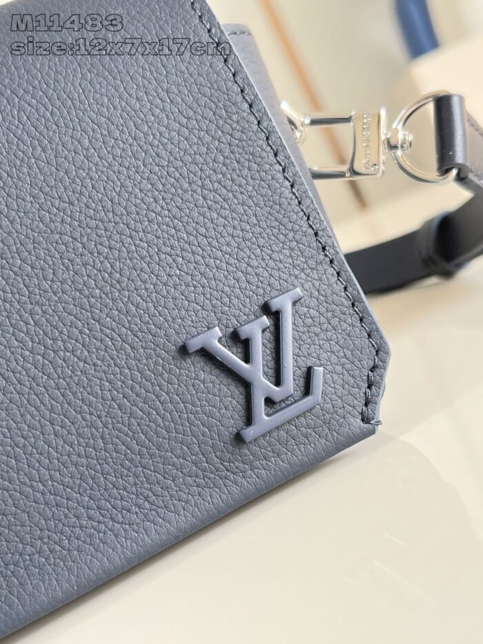 Borsa di lusso grigia con logo LV, design elegante e dettagli raffinati.