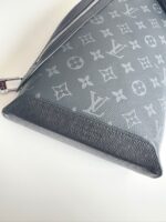 Bauletto Louis Vuitton grigio monogramma, elegante, resistente e raffinato, accessorio di lusso sofisticato.