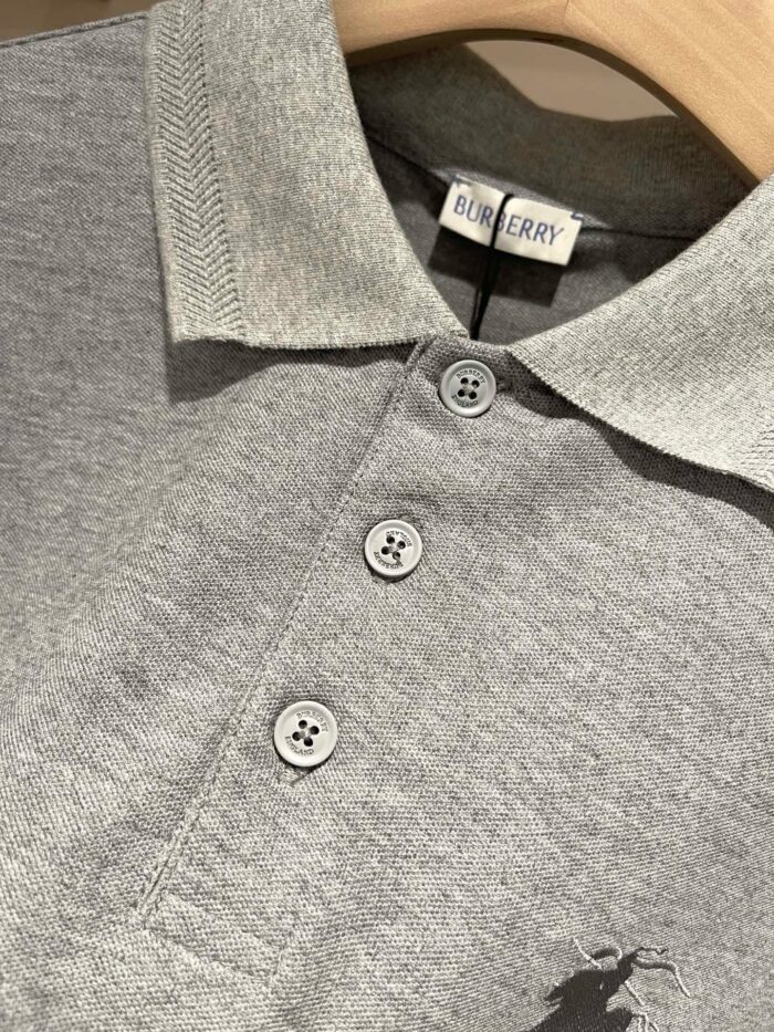 Polo grigia Burberry slim fit, logo discreto, stile raffinato, comfort e eleganza per ogni occasione.