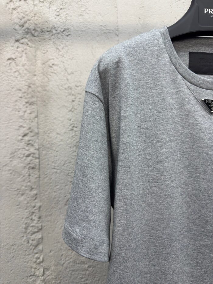 T-shirt grigia Prada in cotone, stile urbano, design elegante e comfort di lusso.