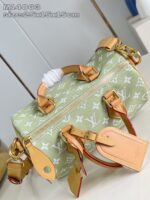 Borsa Louis Vuitton verde pastello in monogramma bianco, con manici in pelle e dettagli dorati.