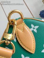 Borsa green in pelle con dettagli bianchi e hardware dorato, stile elegante e moderno.