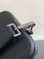 Borsa verde in pelle di lusso con fermaglio argento, stile elegante e dettagli raffinati.