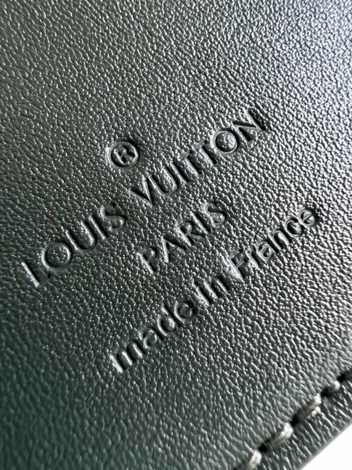 Pelle Louis Vuitton vera, logo inciso, made in France, simbolo di lusso ed eleganza.