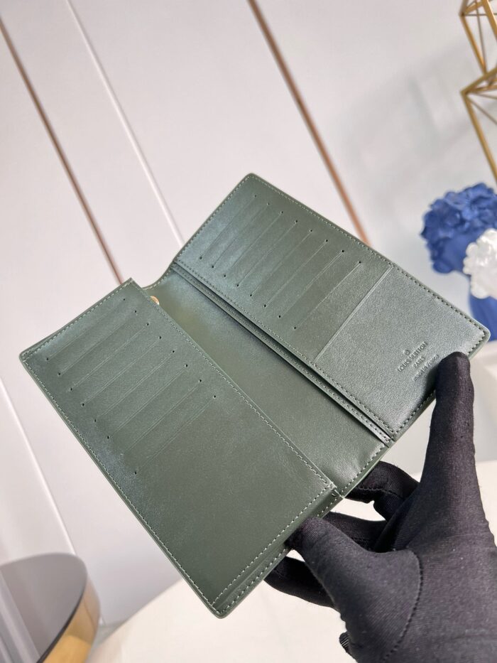 Portafoglio in pelle verde di lusso con scomparti eleganti e dettagli raffinati.