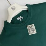 Maglietta verde LOEWE di lusso con logo elegante e hanger raffinato.