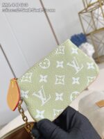 Portafogli elegante verde acqua con dettagli iconici e charm, stile moderno e luxury.