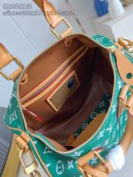 Interno elegante di una borsa Louis Vuitton con dettagli colorati e design di alta qualità.
