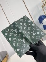 Bipack Louis Vuitton verde, motivo iconico, alta qualità, accessorio di lusso elegante.