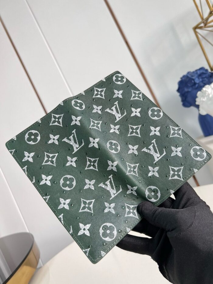 Bipack Louis Vuitton verde, motivo iconico, alta qualità, accessorio di lusso elegante.