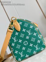 Borsa verde di lusso con monogramma, dettagli oro e design moderno elegante.