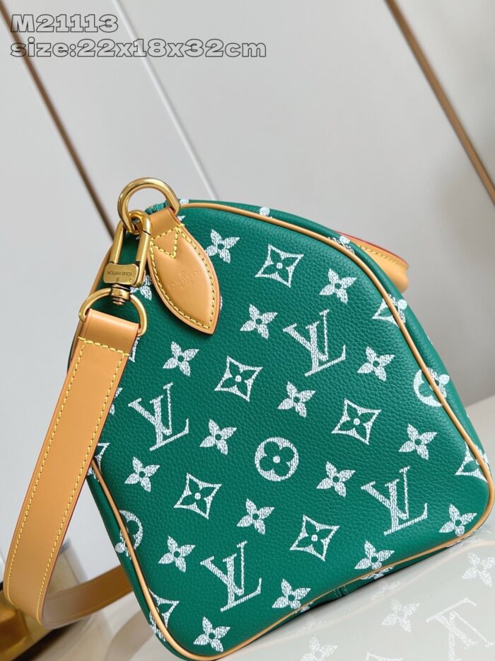 Borsa verde di lusso con monogramma, dettagli oro e design moderno elegante.