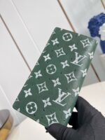 Portafoglio Louis Vuitton verde, in pelle di lusso con monogramma iconico, stile elegante e moderno.