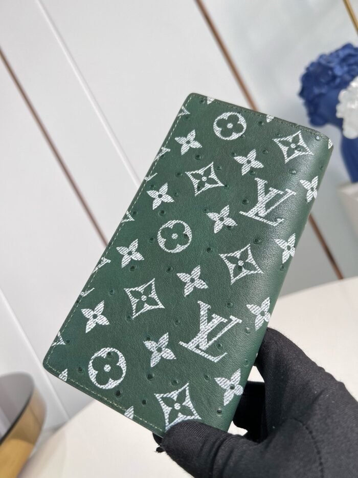 Portafoglio Louis Vuitton verde, in pelle di lusso con monogramma iconico, stile elegante e moderno.