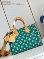 Borsa Louis Vuitton verde con monogramma, manici in pelle tan e tracolla removibile elegante.