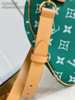 Borsa Louis Vuitton verde con tracolla in pelle beige e dettagli in hardware oro.