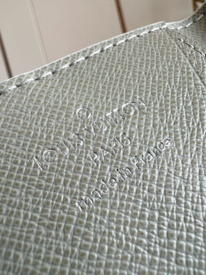 Superba pelle verde con logo embossato, dettagli raffinati e riflessi di alta qualità.