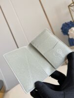 Portafoglio minimalista in pelle verde, elegante, con carte e dettagli di alta qualità
