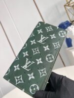 Portafoglio Louis Vuitton verde monogramma, elegante e di alta qualità, accessorio di lusso.