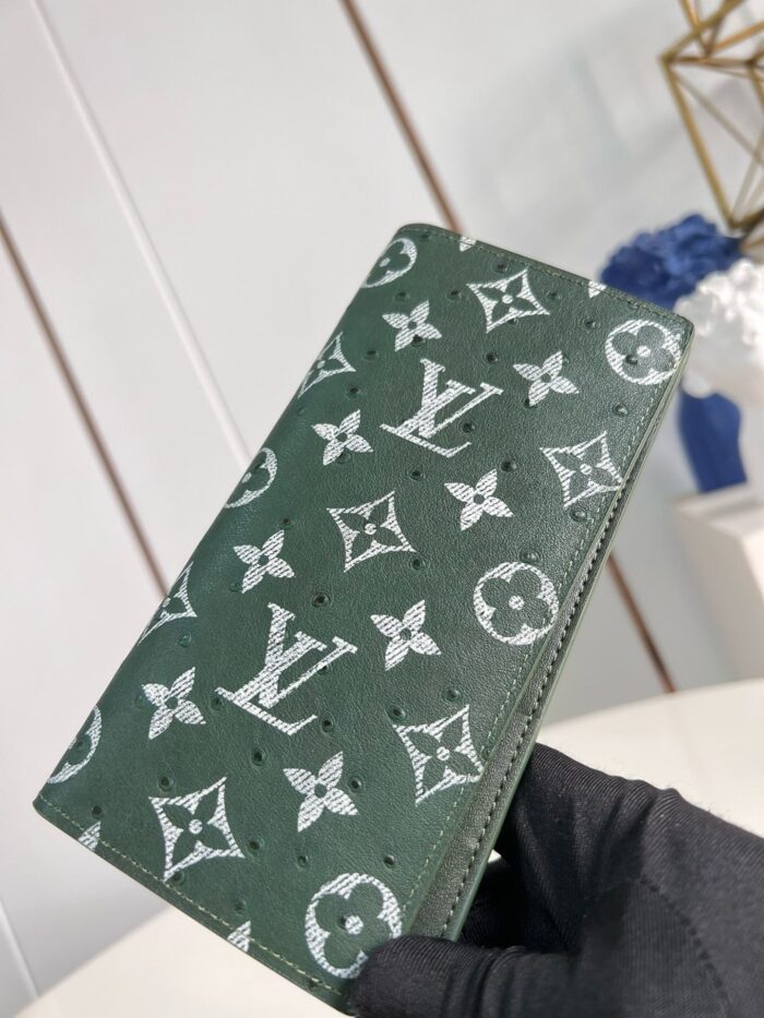 Portafoglio Louis Vuitton verde monogramma, elegante e di alta qualità, accessorio di lusso.
