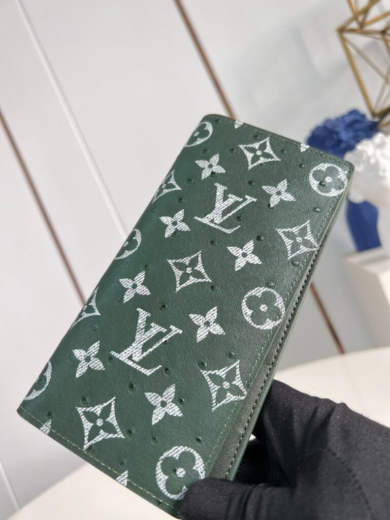 Portafoglio Louis Vuitton verde monogramma, elegante e di alta qualità, accessorio di lusso.