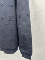 Felpa grigia di lusso con monogramma Louis Vuitton e dettagli eleganti.