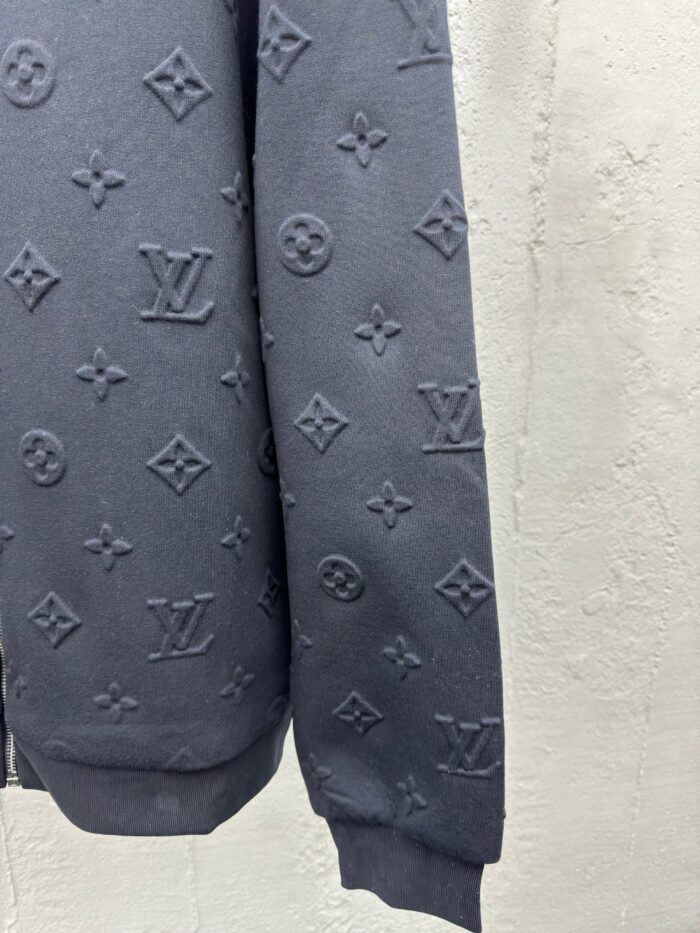Felpa grigia di lusso con monogramma Louis Vuitton e dettagli eleganti.