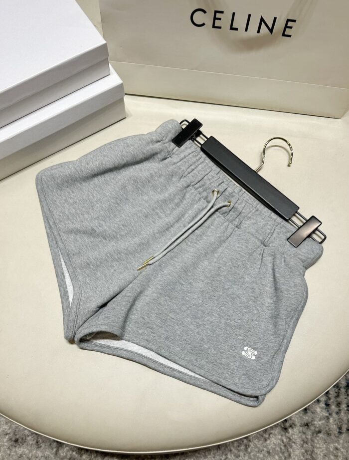 Shorts grigi di lusso con zip, stile sportivo e dettaglio moderno per un look elegante e casual.