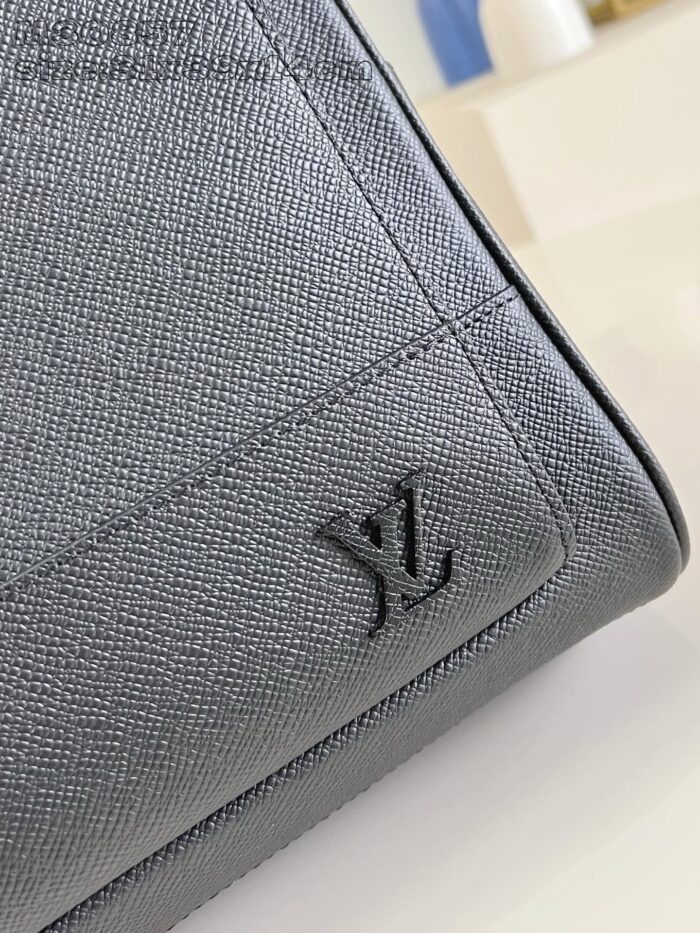 Borsa Louis Vuitton grigia elegante in pelle con logo sottile e design moderno e raffinato.