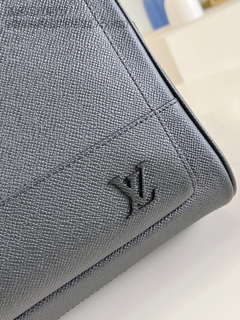 Borsa Louis Vuitton grigia elegante in pelle con logo sottile e design moderno e raffinato.