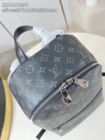 Zaino di lusso grigio con monogramma, stile moderno e dettagli eleganti in metallo.