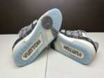 Sneaker di lusso con suole blu, design moderno e dettagli VUITTON su fondo scuro elegante.