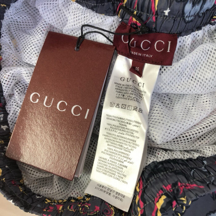 Etichetta Gucci di lusso e dettagli di cura su costume di alta moda.