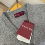 Cardigan Gucci grigio di lusso con etichetta autentica e design elegante.