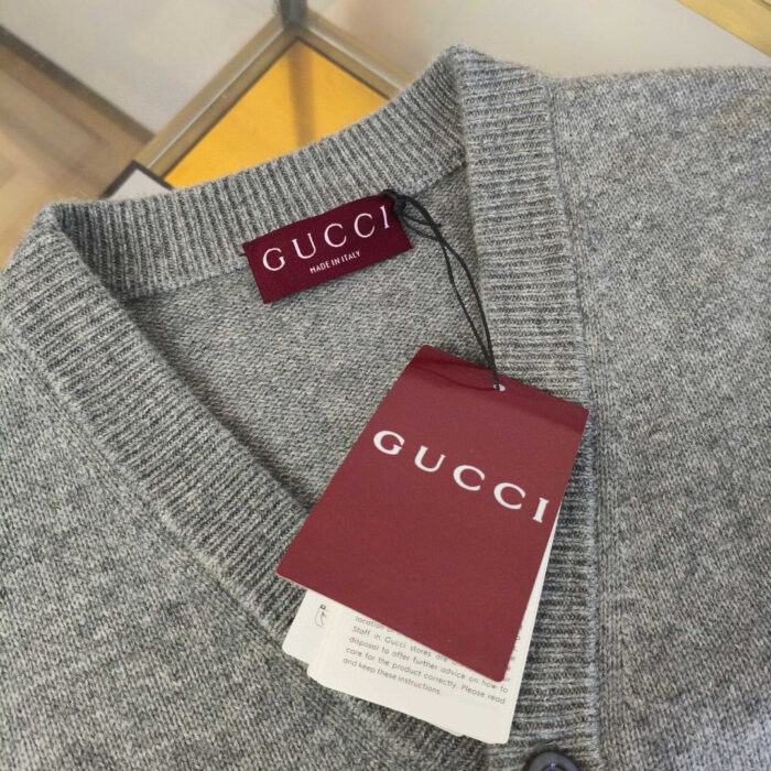 Cardigan Gucci grigio di lusso con etichetta autentica e design elegante.