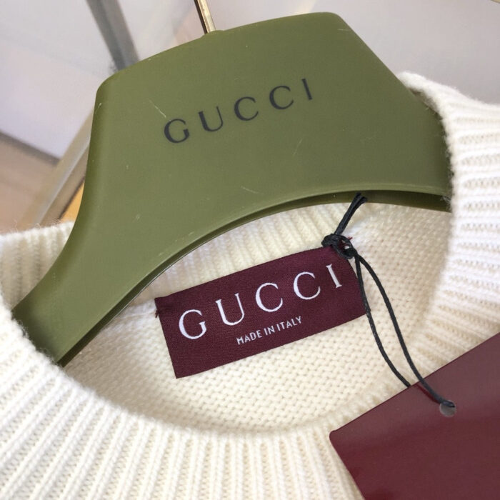 Maglia Gucci Made in Italy con logo e etichetta di lusso.