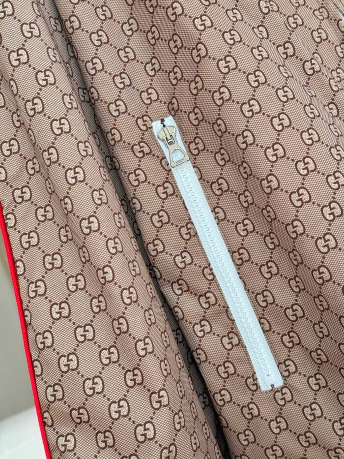 Pattern Gucci marrone con zip bianca e bordo rosso, alta moda e stile elegante.