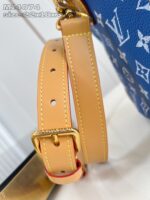 Borsa di lusso con tracolla in pelle blu con dettagli oro e pattern iconico.
