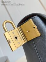 Chiusura di lusso in oro e pelle elegante su borsa raffinata.