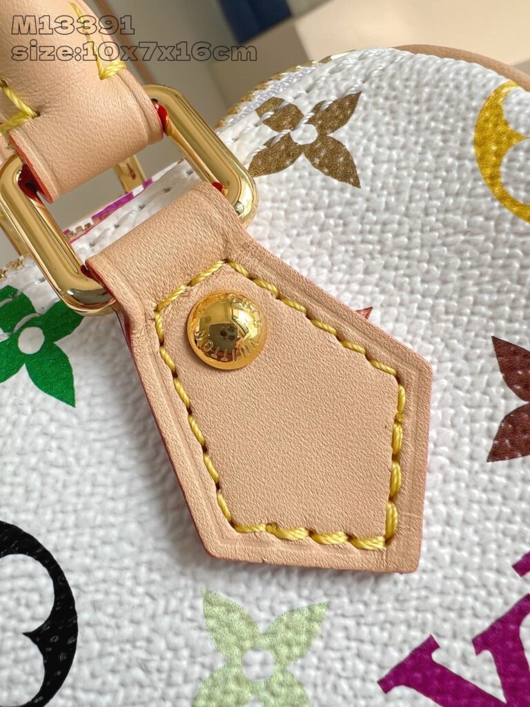 Dettaglio elegante di borsa con zip in pelle, motivo colorato e rivetti dorati di alta qualità.